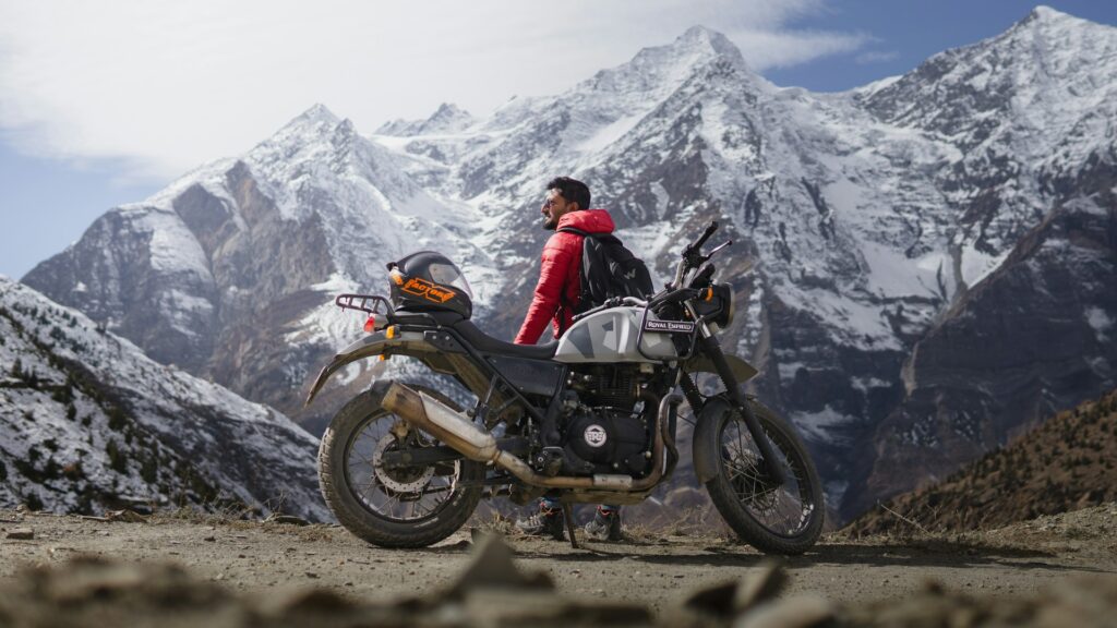 Aufnahme von einem seitlichen Motorrad vor einer Aplenlandschaft