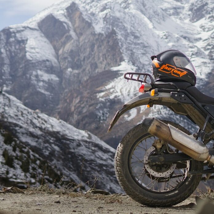 Aufnahme von einem seitlichen Motorrad vor einer Aplenlandschaft