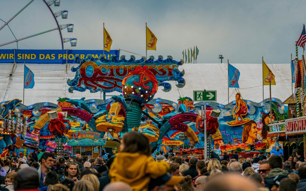 Menschenmenge im Freien auf dem Oktoberfest.