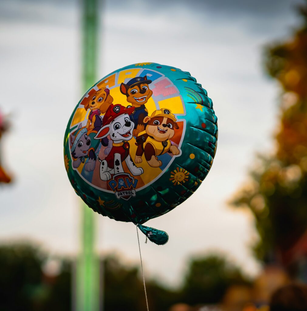 Glänzender Helium-Ballon auf dem Rummel.