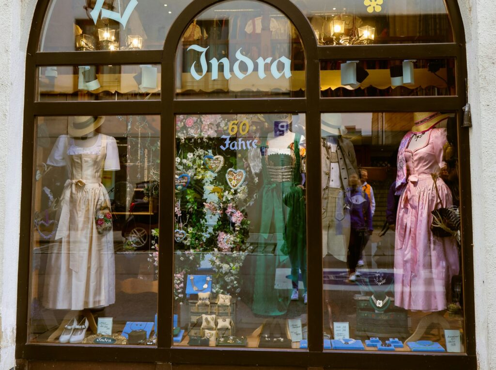 Trachten-Geschäft mit Dirndln im Schaufenster.