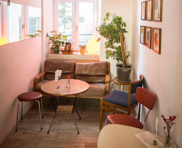 Ein rosaner Raum eines Cafes mit gemütlichem Ambiente.