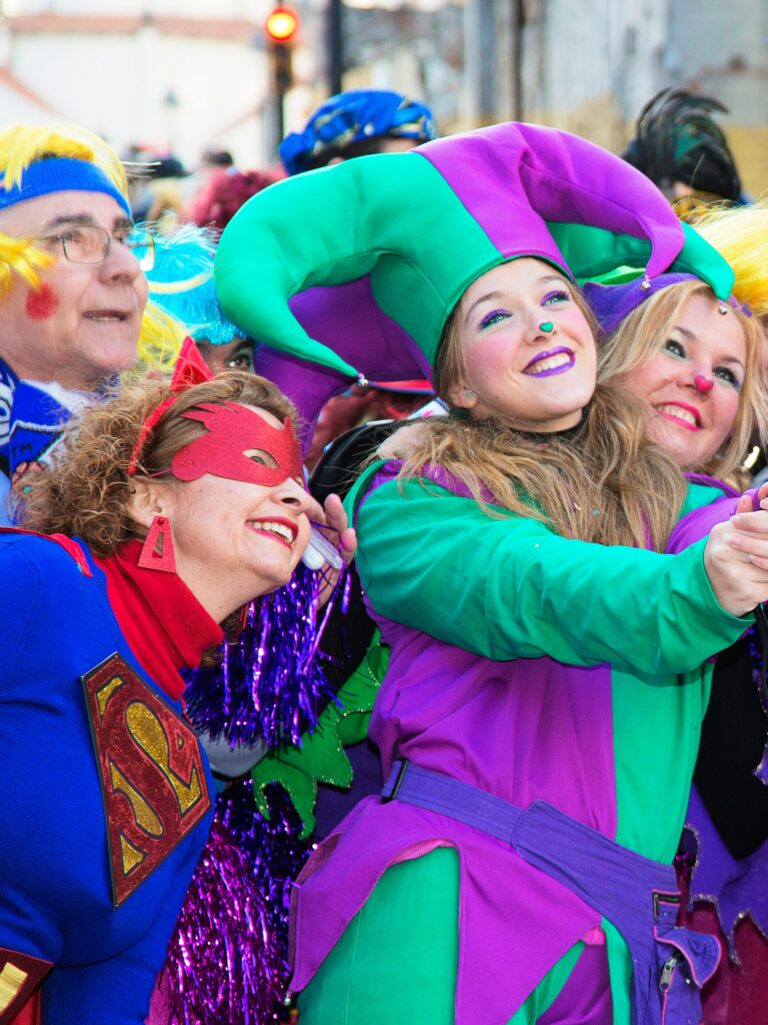 Bild von Leuten in Faschingskostümen, die ein Selfie machen.