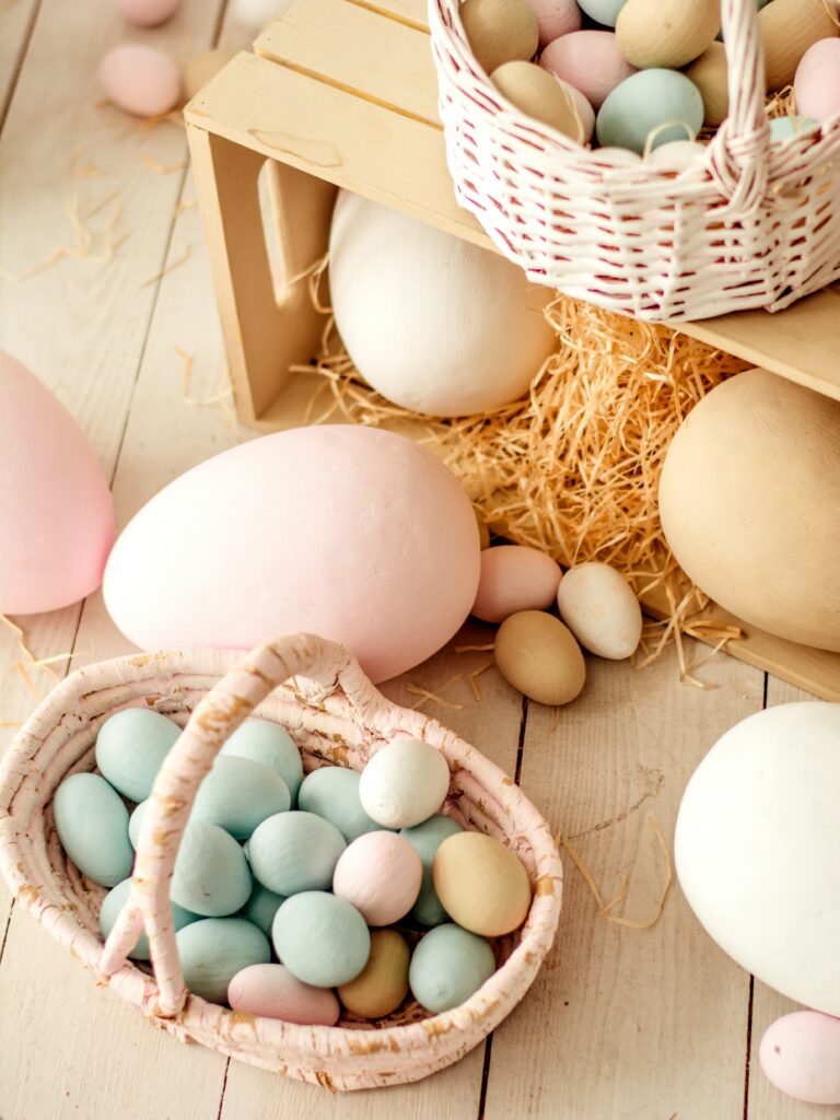 Aufnahme von Körben gefüllt mit bunten Ostereiern