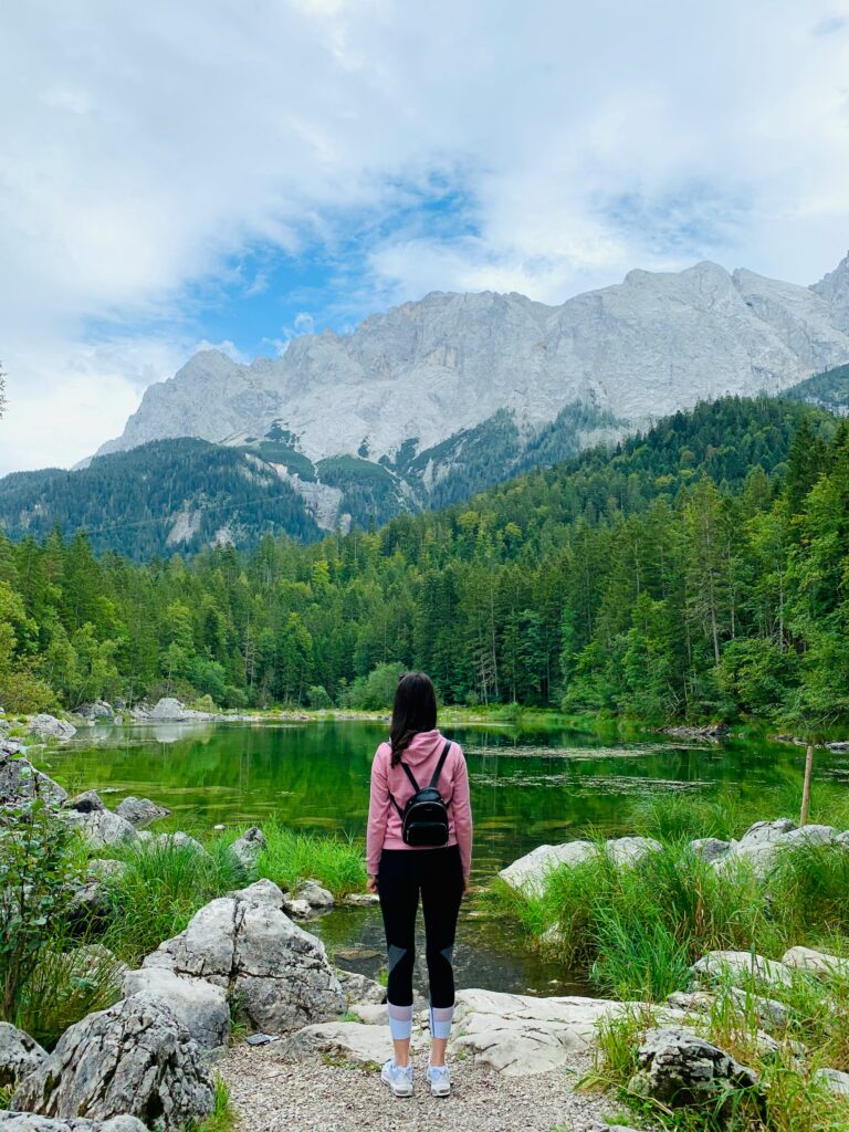 Aufnahme von einer Frau von hintern beim Wandern mit einem wunderschönen Blick auf die Berge