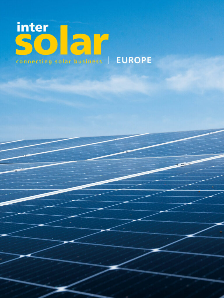 Aufnahme von Solaranlagen vor einem blauen Himmel.