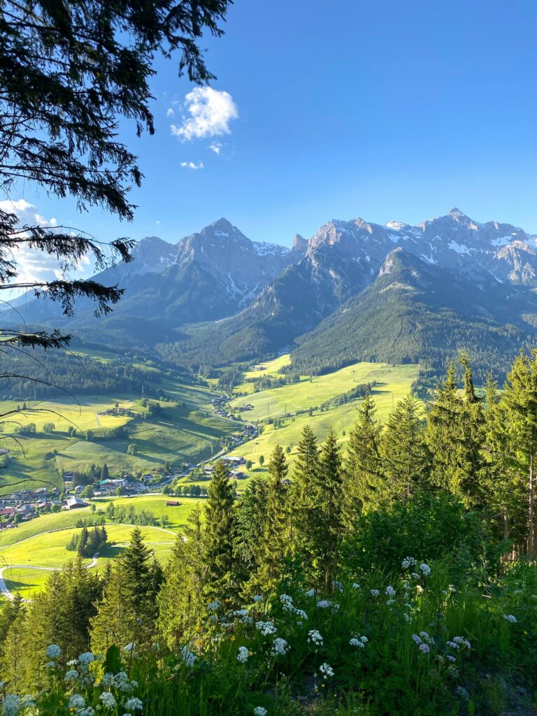 Aufnahme von einer Berglandschaft unter blauem Himmel